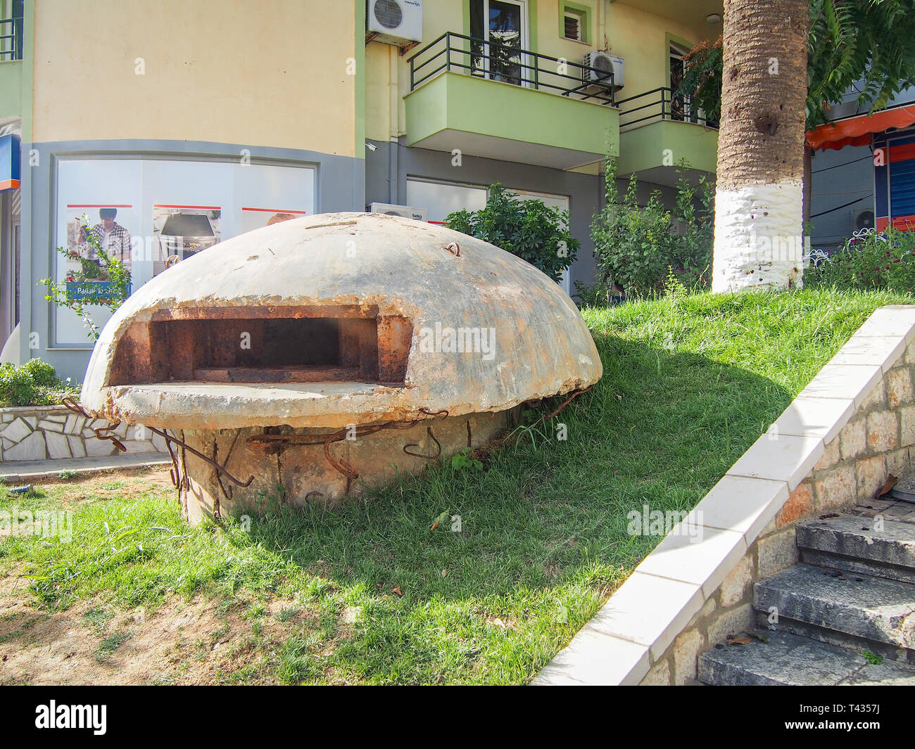 SARANDA, Albanien - 12. SEPTEMBER 2017: Einer von über 173.000 Bunker in Albanien gebaut während der Herrschaft von Enver Hoxha Stockfoto
