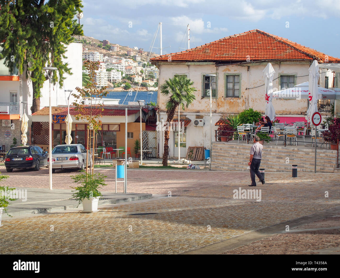 SARANDA, Albanien - 12. SEPTEMBER 2017: Typische Straße der Stadt Stockfoto