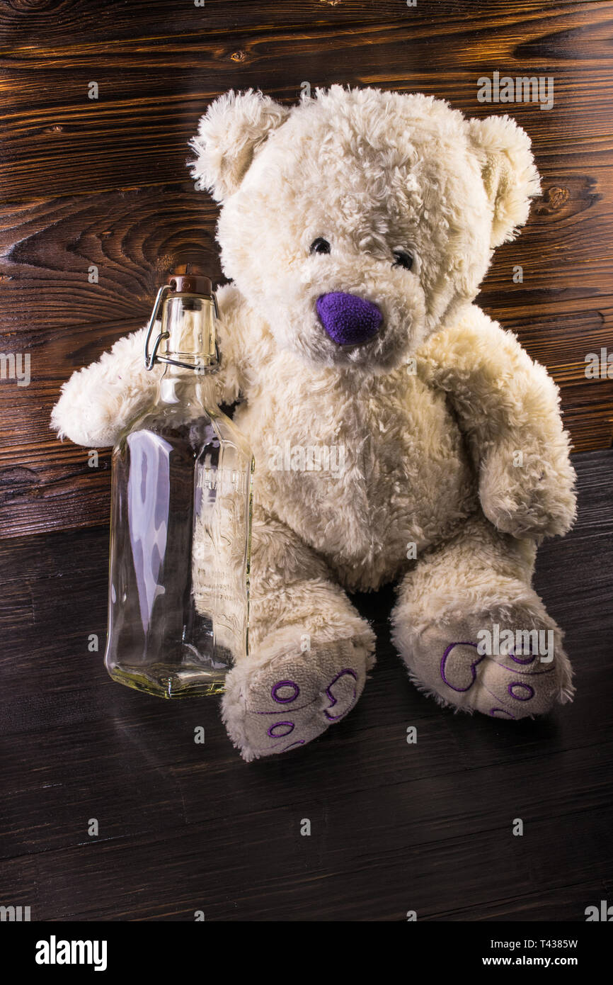 Weiß benutzerdefinierte handgemachte Teddybären mit lila Nase auf dunklem Hintergrund Stockfoto