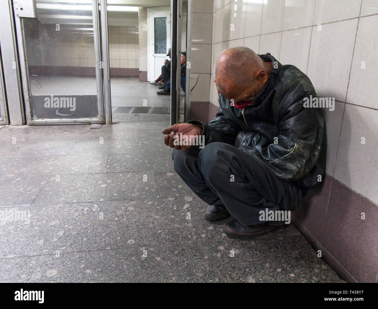 Moskau, Russland - 09/21/2015: Obdachlose Bettler zu den unterirdischen Gang sitzen an der U-Bahn Stockfoto