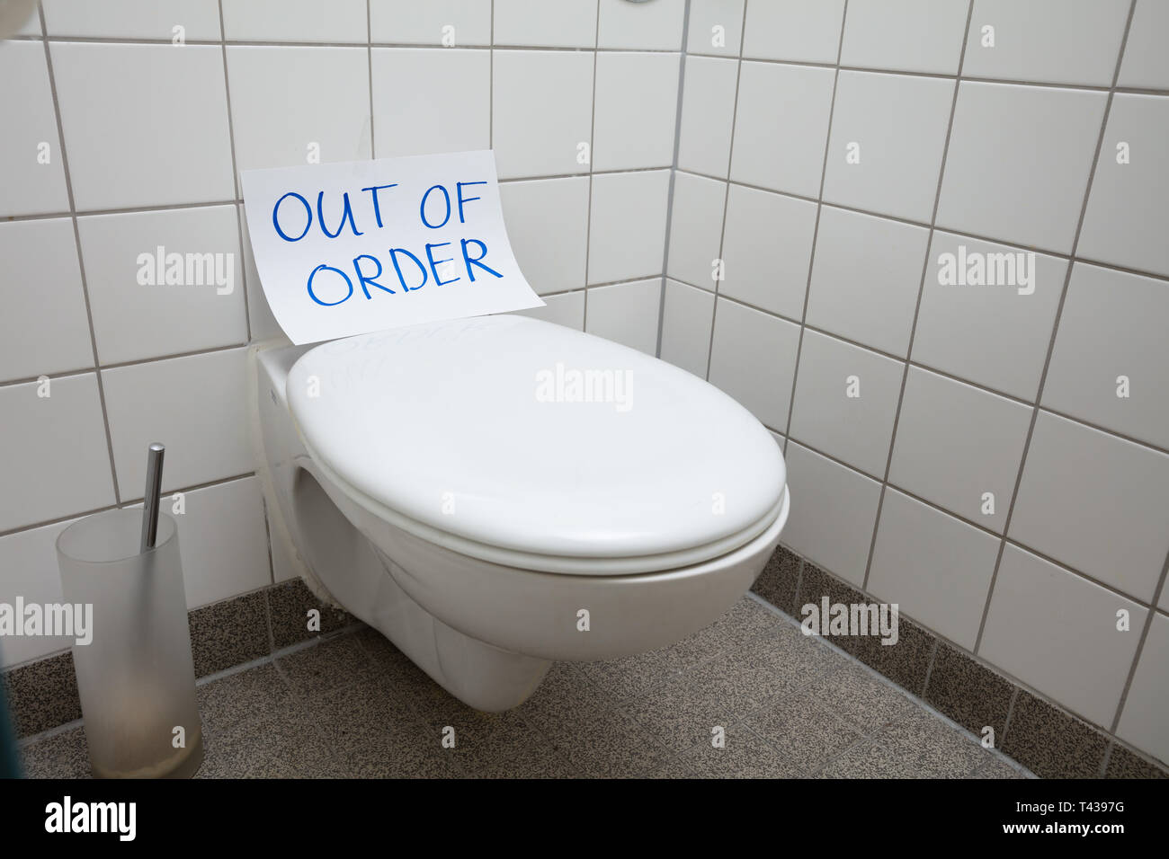 Text der Nachricht auf Papier über die Toilette im Badezimmer geschrieben  Stockfotografie - Alamy