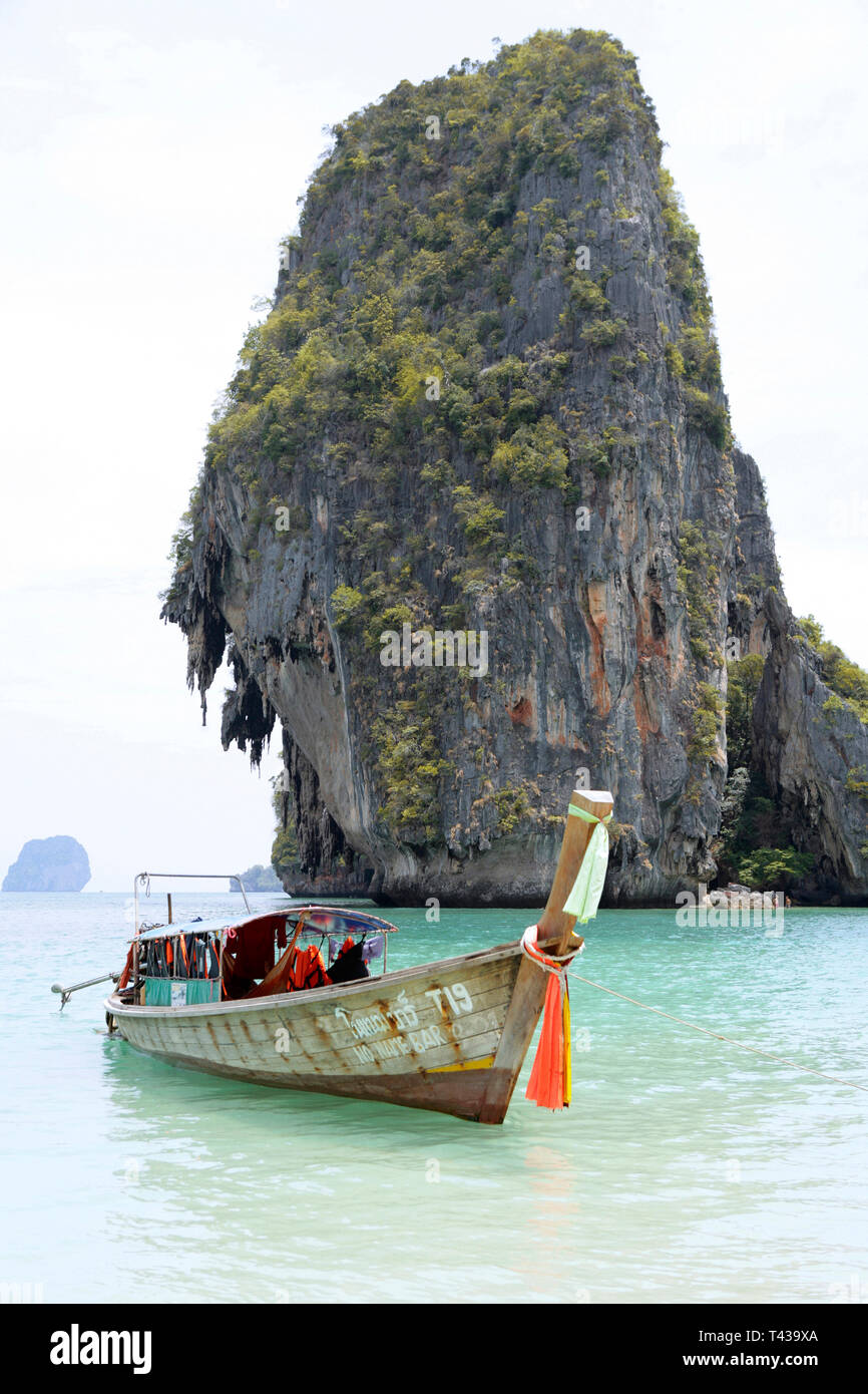 Long tail Boot am Strand von Railay, Phra Nang, Krabi, Thailand, Thailand, Südostasien, Asien Stockfoto