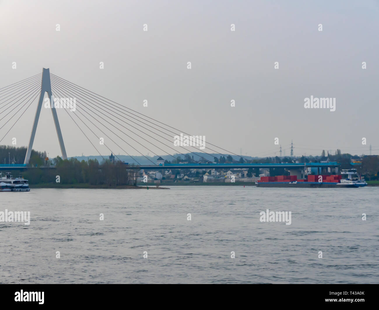 Container schiff am Rhein unter der Brücke in der Nähe von Neuwied Stockfoto