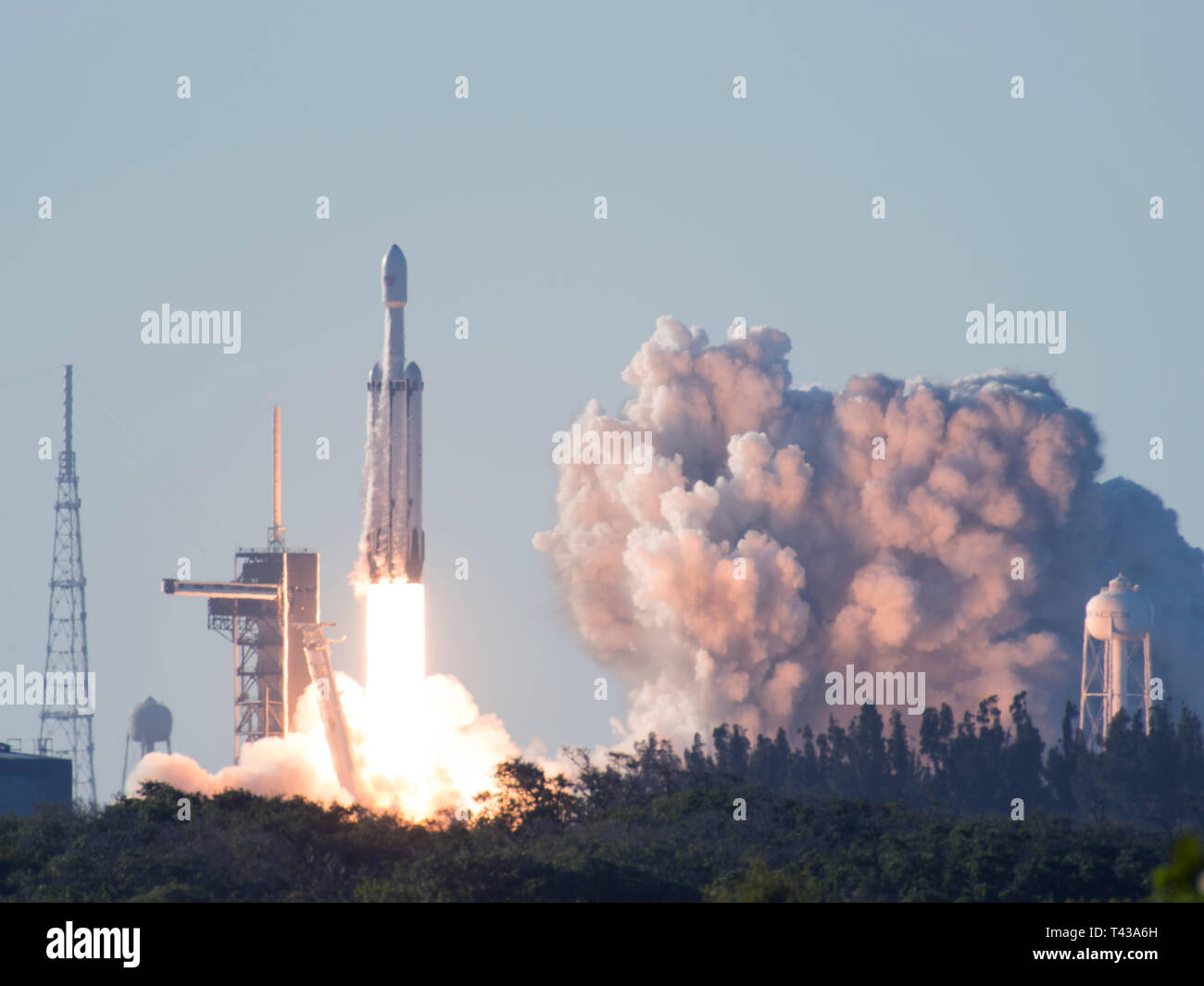 SpaceX Falcon's Schwere Arabsat 6A hebt ab aus dem Weltraum Komplex 39A am Kennedy Space Center, Fla., 12. April 2019 starten. Dieser Flug markiert den zweiten Start der Falcon schwere Rakete; die mächtigsten Raum Fahrzeug heute fliegen. (U.S. Air Force Foto vom 2nd Lieutenant Alex Preisser) Stockfoto