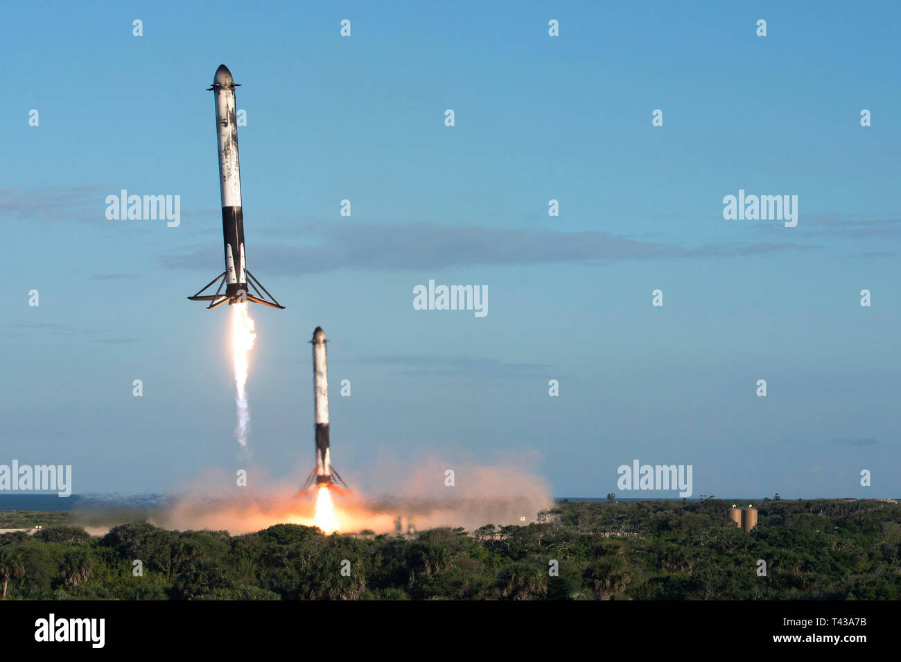 Zwei wiederverwendbare Rocket Booster Land nach dem erfolgreichen Start von SpaceX Falcon's Schwere Arabsat 6A am 12. April 2019 im Kennedy Space Center, Fla. Dies der zweite Start der Falcon schwere Rakete Marken; die mächtigsten Raum Fahrzeug heute fliegen. (U.S. Air Force Foto von James Rainier) Stockfoto