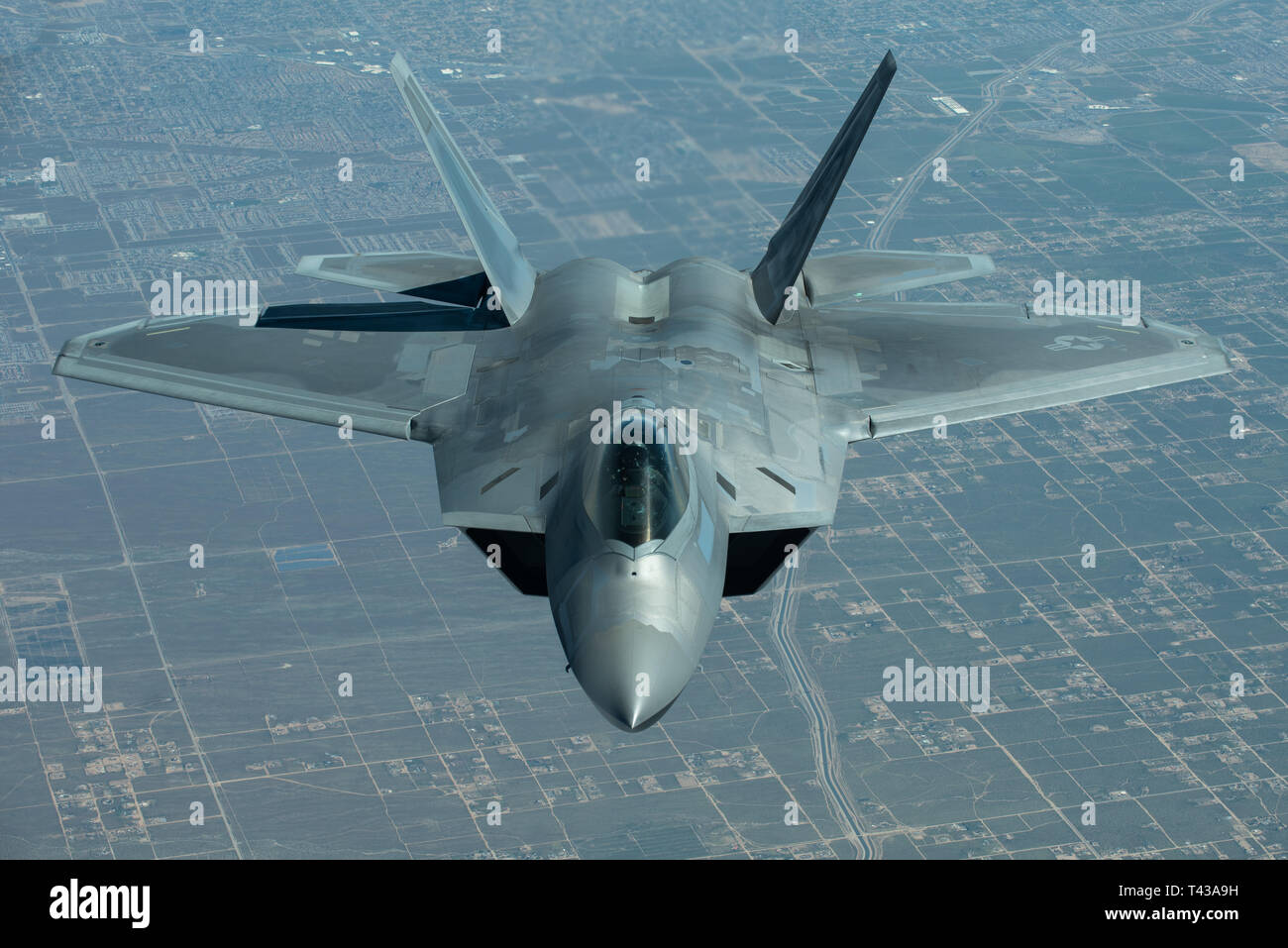 Us Air Force 1 Lt Cory Clark, F-22 Demo Team Sicherheit Beobachter, fliegt über den Himmel von Nord Kalifornien auf dem Weg zu Travis Air Force Base für den Donner über der Bucht Air Show, 25. März 2019. 1. Lt. Clark erhielt der Kraftstoff auf dem Weg von einer KC-10 Extender zum 9 Air Refuelling Squadron aus Travis AFB. (U.S. Air Force Foto von 2 Leutnant Samuel Eckholm) Stockfoto