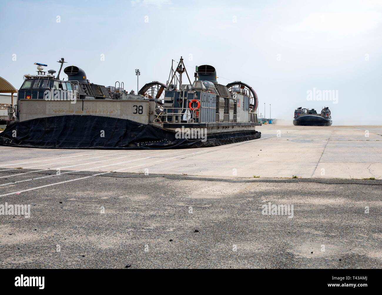 KUWAIT NAVAL BASE, Kuwait (7. April 2019) US Navy Landing Craft, Luftkissen kommen mit Marines, Matrosen und Cargo ab der 22 Marine Expeditionary Unit vor dem Start eines MEU Übung. Marinesoldaten und Matrosen mit der 22 MEU und Kearsarge Amphibious Ready Gruppe werden derzeit in den USA 5 Flotte Bereich der Maßnahmen zur Unterstützung der Marine im Einsatz für die Stabilität und Sicherheit in der Region zu gewährleisten und verbindet das Mittelmeer und den Pazifischen Raum durch den westlichen Indischen Ozean und drei strategischen Punkten ersticken. (U.S. Marine Corps Foto von Sgt. Aaron Henson/Freigegeben) Stockfoto