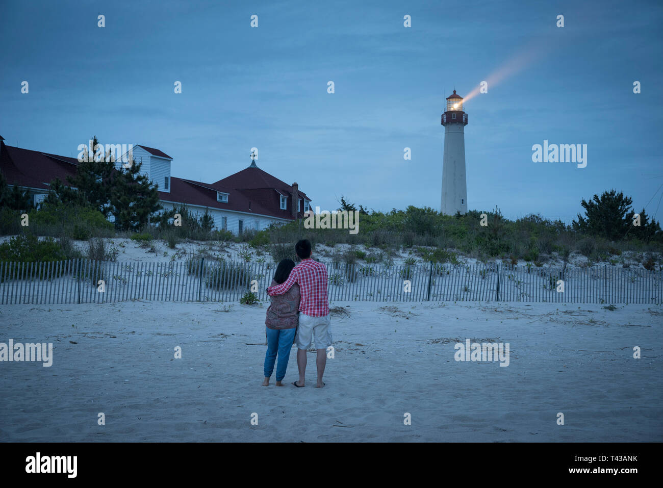 Asian paar Leuchtturm am Strand beobachten Stockfoto