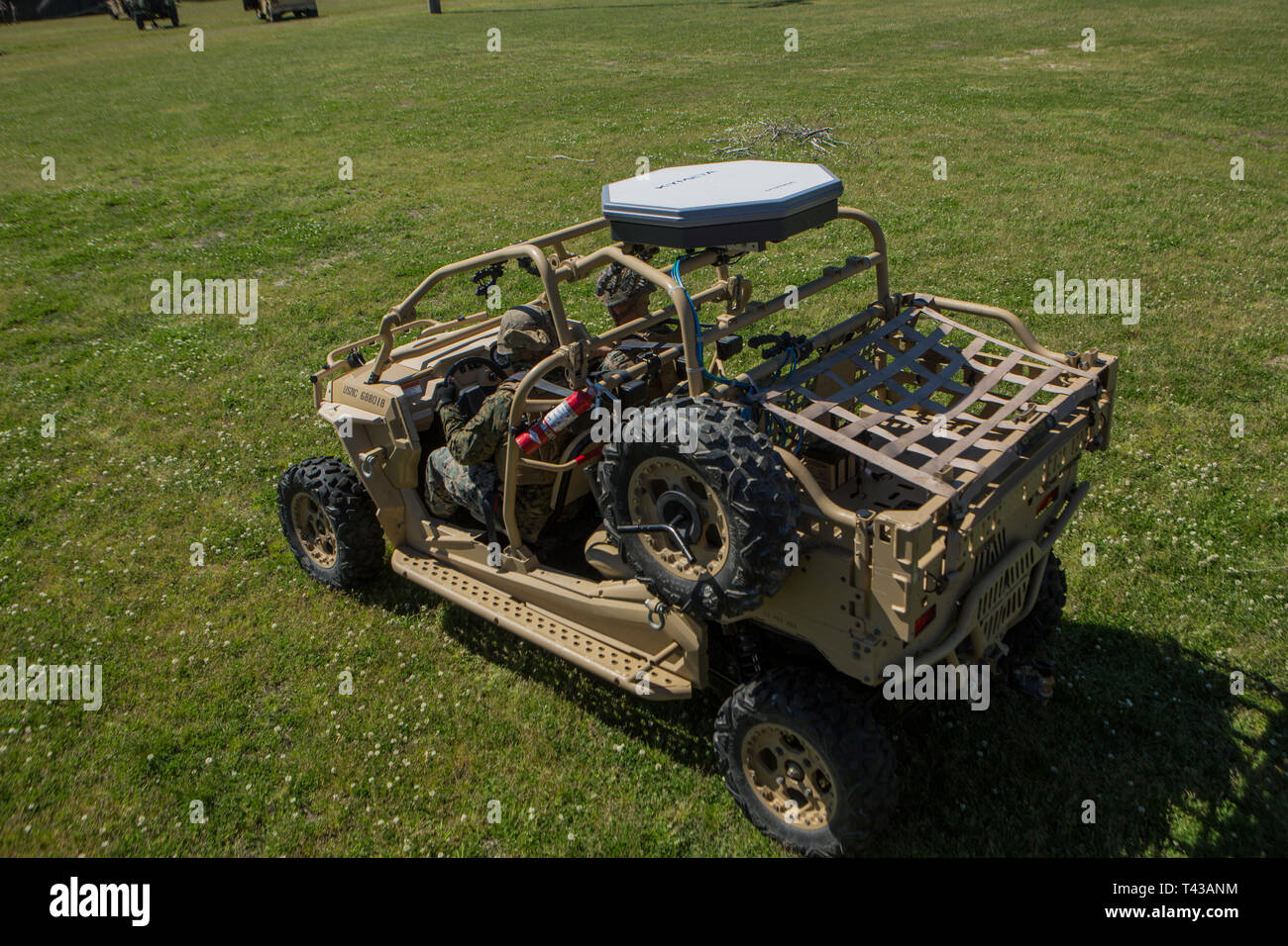 Us-Marines mit 2Nd Marine Division Test ein Small Form Factor Satellitenkommunikation (Satcom) Unterwegs (Sotm) Gerät, wenn es mit einem Dienstprogramm Aufgabe Fahrzeug (Utv) auf Camp Lejeune in North Carolina, 10. April 2019 beigefügt. Die CopaSAT Storm ist ein Ersatz für das aktuelle Netzwerk auf dem Verschieben (NOTM) System, das eine bessere Kommunikation Dienstleistungen Marines' können stationär oder Vorwärts eingesetzt. (U.S. Marine Corps Foto von Lance Cpl. Nathaniel f. Hamilton) Stockfoto