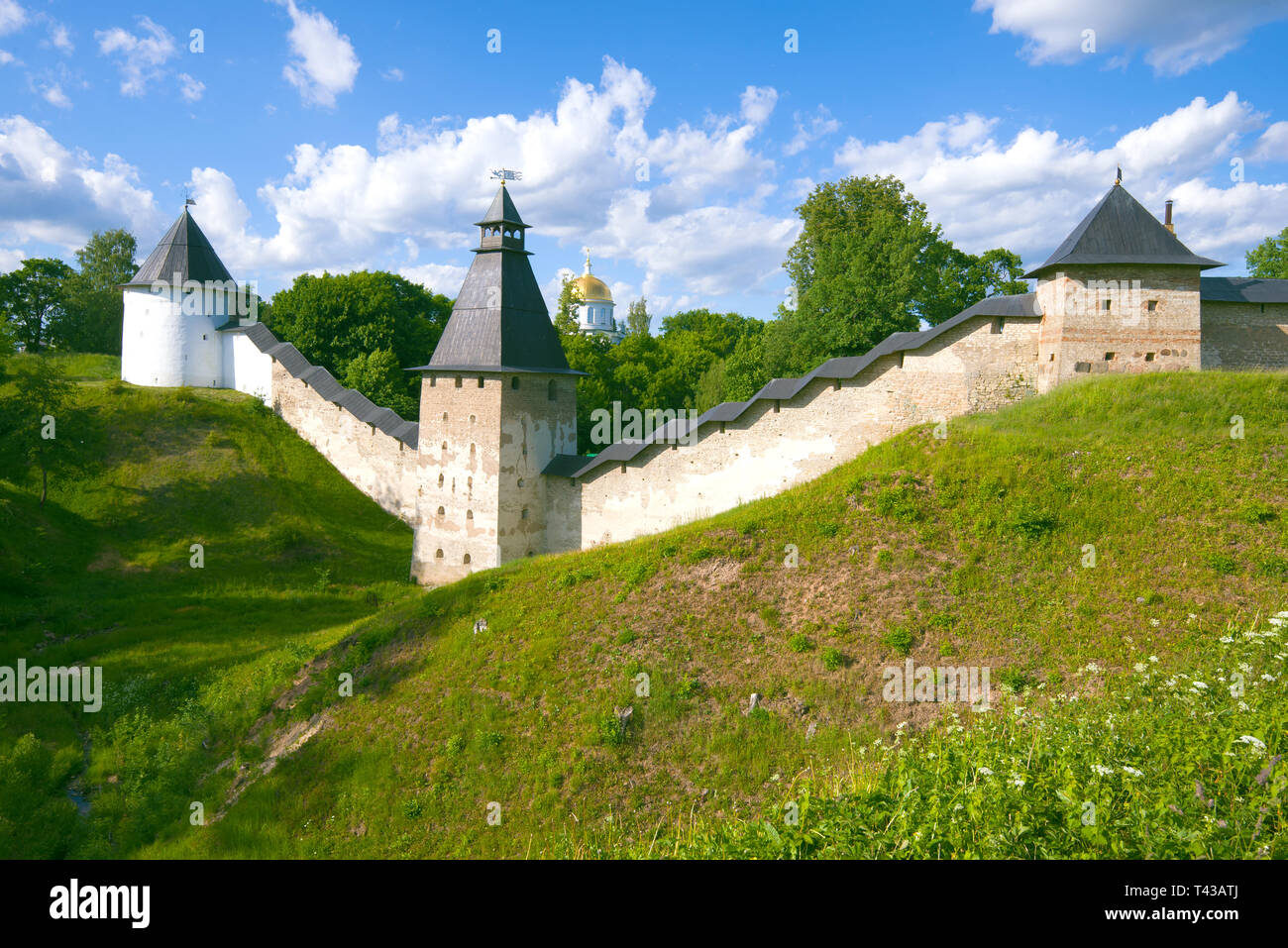 Sonnigen Juni Tag, die an den Wänden der Heiligen 1352 Pskovo-Pechersky Kloster. Pechory, Russland Stockfoto