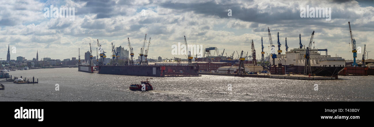Großes Panorama vom Hamburger Hafen Stockfoto