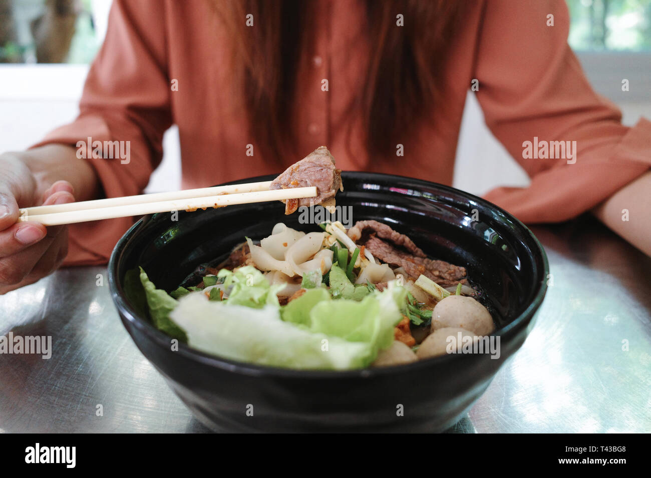 Authentische Thai Nudeln essen in Thailand. Stockfoto