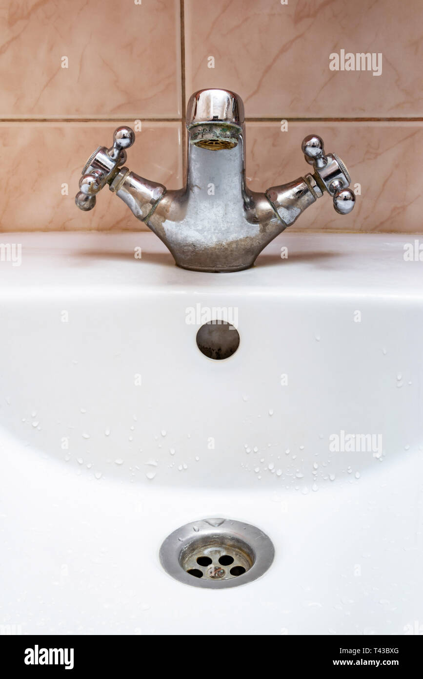 Bild vertikal von geschlossenen über ein weißes Waschbecken, tippen Sie auf Stockfoto
