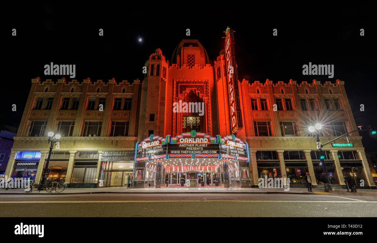 April 12, 2019 - Oakland, Kalifornien: Fox Oakland Theater bei Nacht mit einem Halbmond. Stockfoto