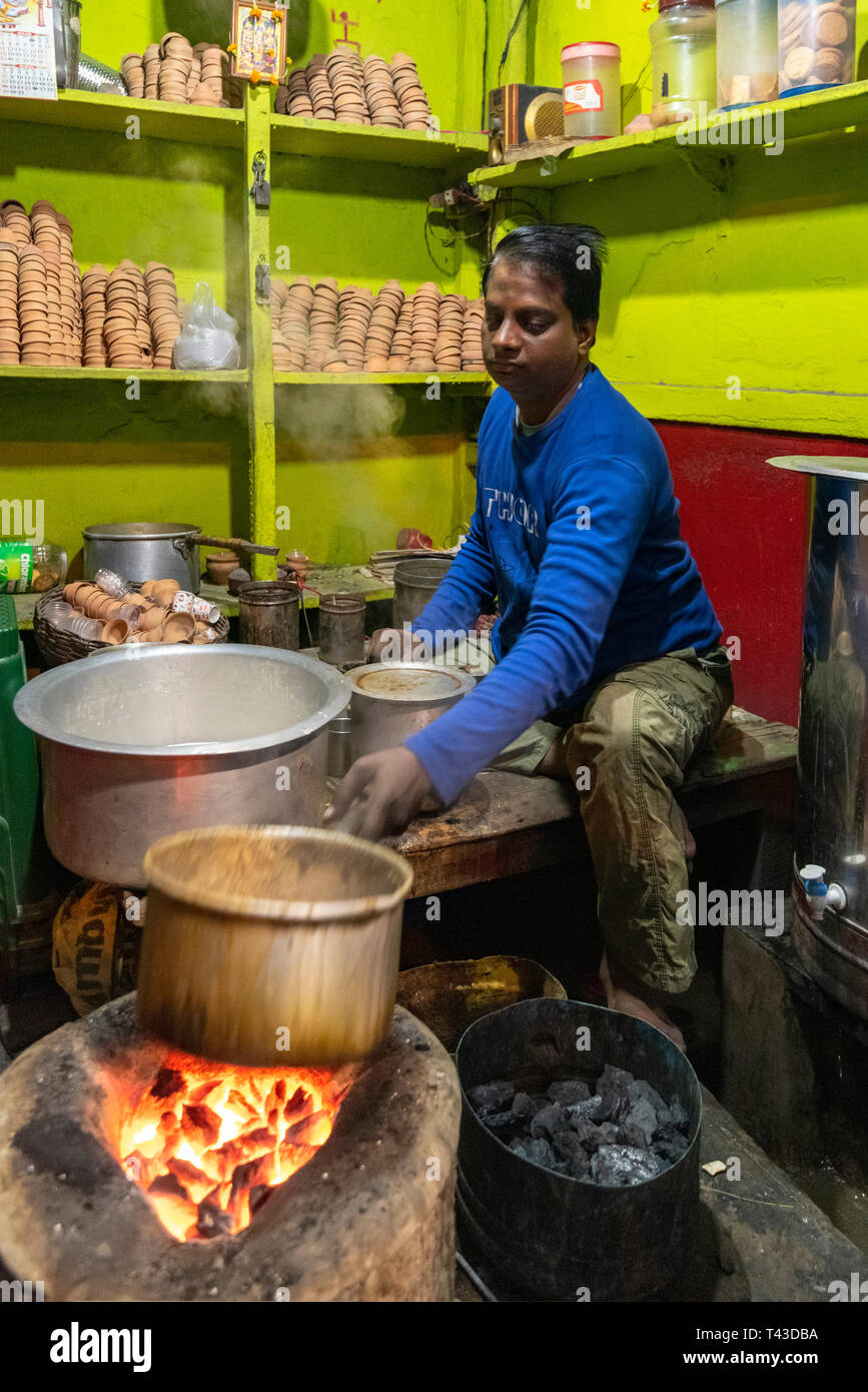 Vertikale Porträt eines traditionellen Chai Wallah Verkauf von Tee aus seinem kleinen Shop in Kalkutta aka Kalkutta, Indien. Stockfoto