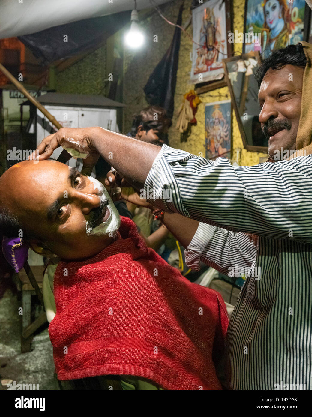 Vertikale Porträt eines Mannes mit einer auf der Straße in Kalkutta aka Kalkutta, Indien zu rasieren. Stockfoto
