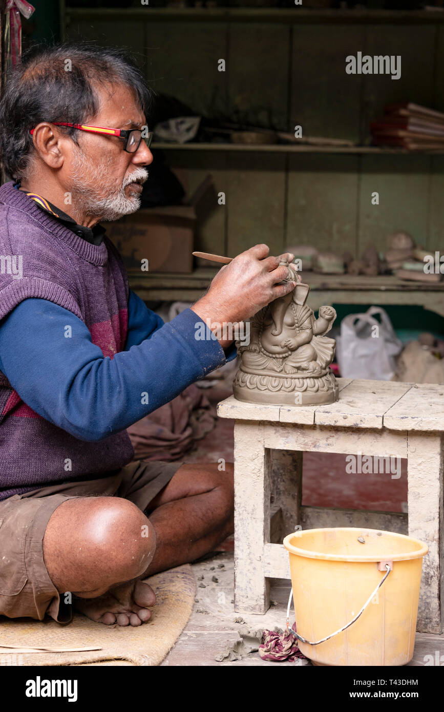 Vertikale Ansicht eines Töpfers in Kalkutta aka Kalkutta, Indien. Stockfoto