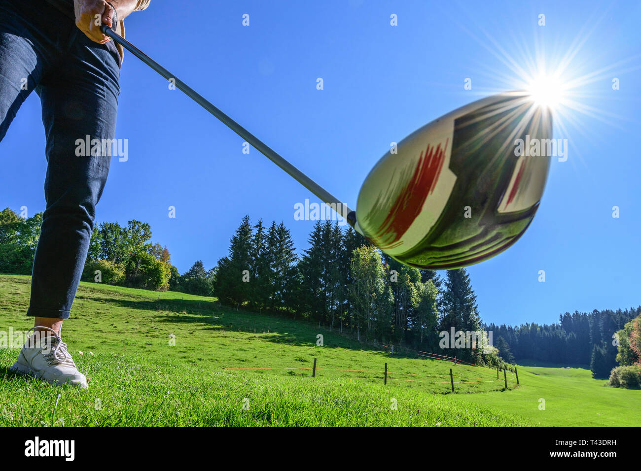 Golf Spieler Schlagen einer Kugel mit Fahrer Stockfoto