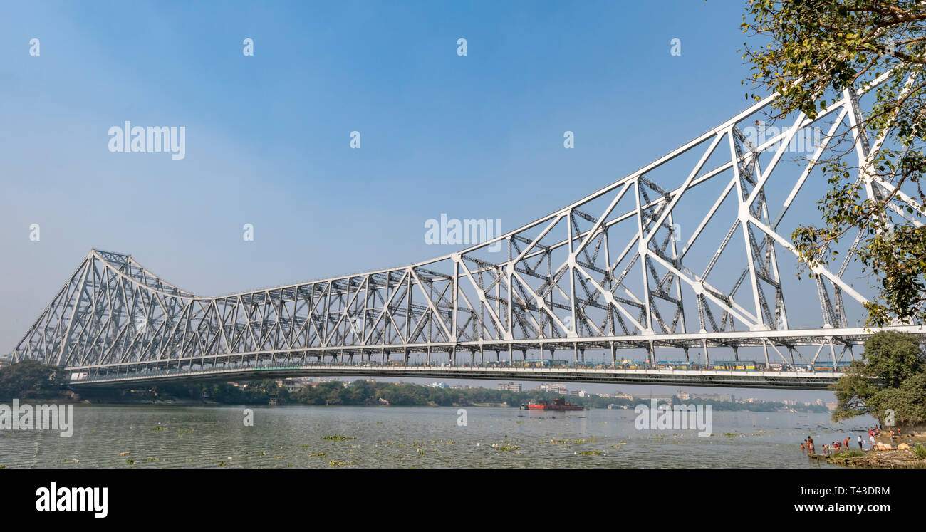 Horizontale Panoramablick der Howrah Bridge in Kalkutta aka Kalkutta, Indien. Stockfoto