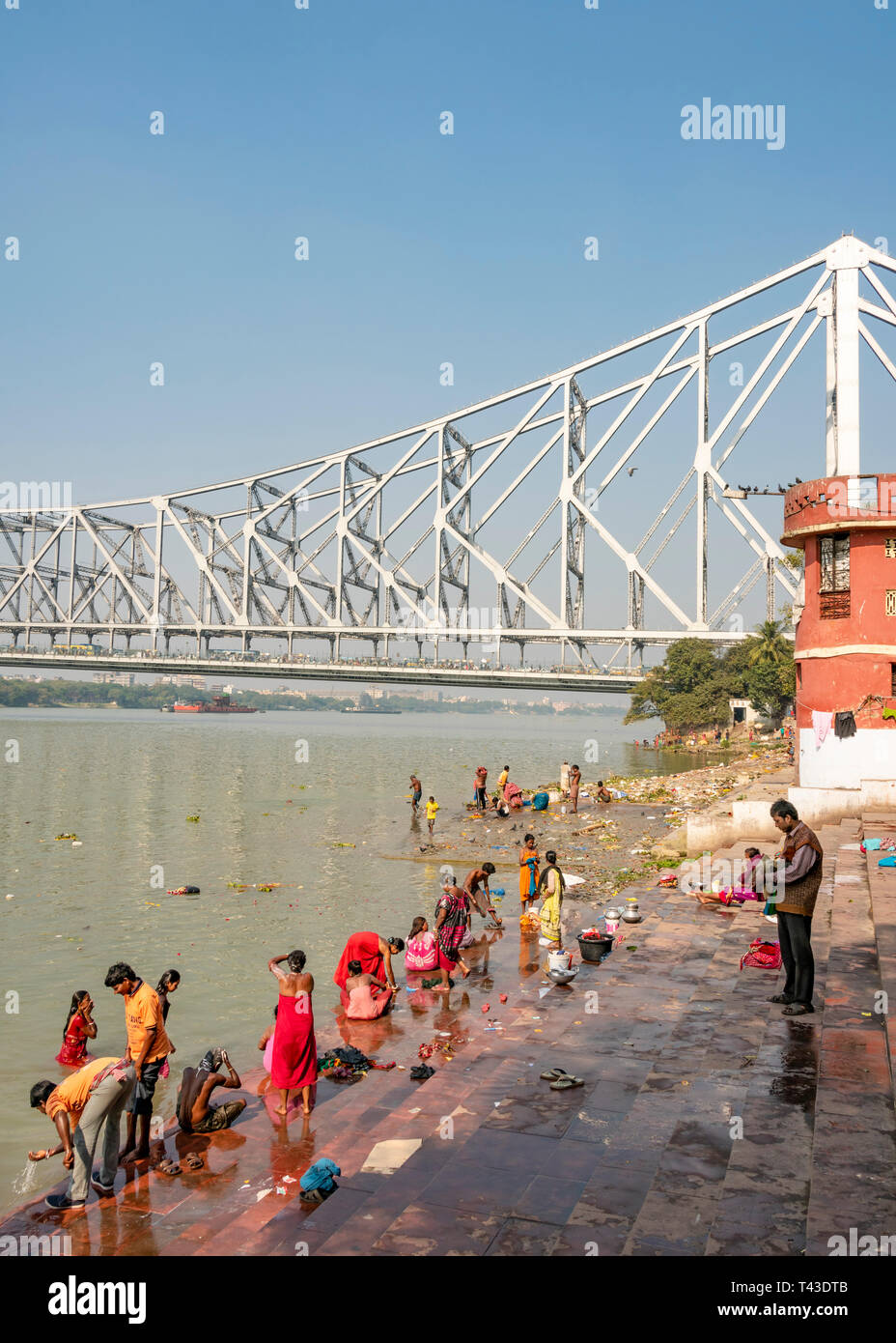 Vertikale Ansicht von Menschen waschen bei einem Ghat im Hooghly River in Kalkutta aka Kalkutta, Indien. Stockfoto