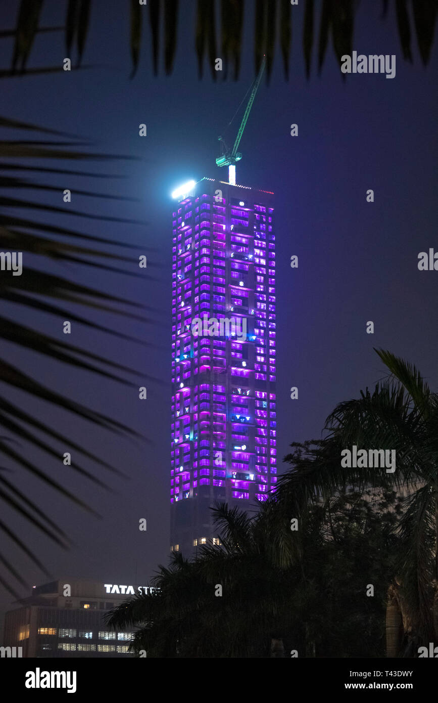 Vertikale Ansicht der 42 und Tata Zentrum abends beleuchtet in Kalkutta aka Kalkutta, Indien. Stockfoto