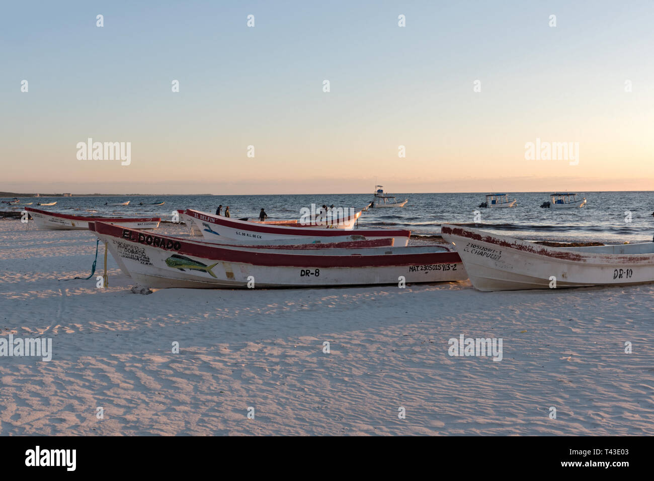 Fischerboote bei Sonnenaufgang am Playa pescadores in Tulum, Mexiko Stockfoto