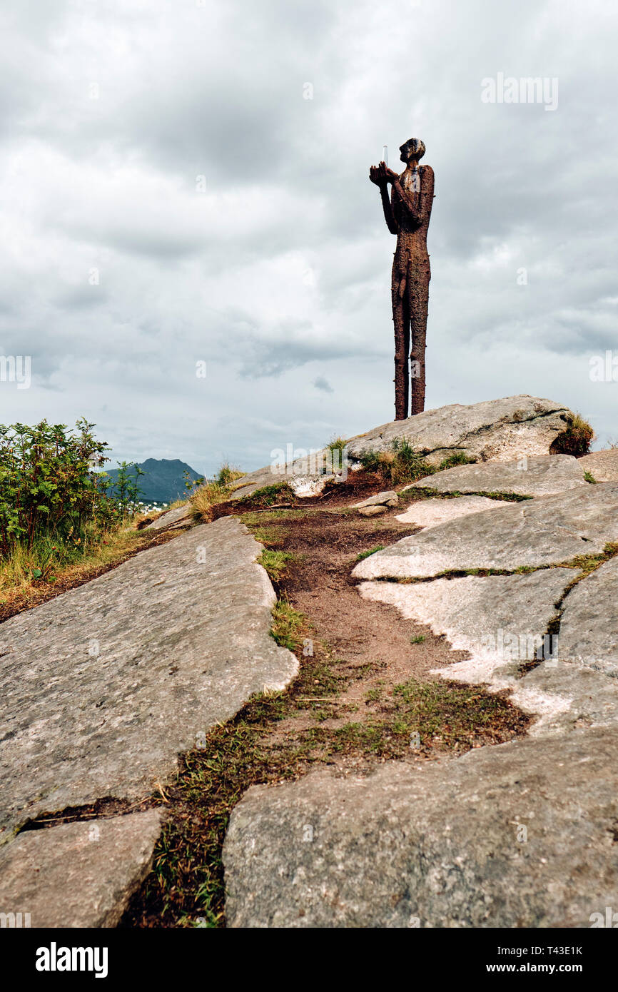 "Der Mann aus dem Meer" Skulptur von Killi Olsen an Bø Museum auf der Insel Langoya in den Vesterålen Inseln Nordland Norwegen Stockfoto