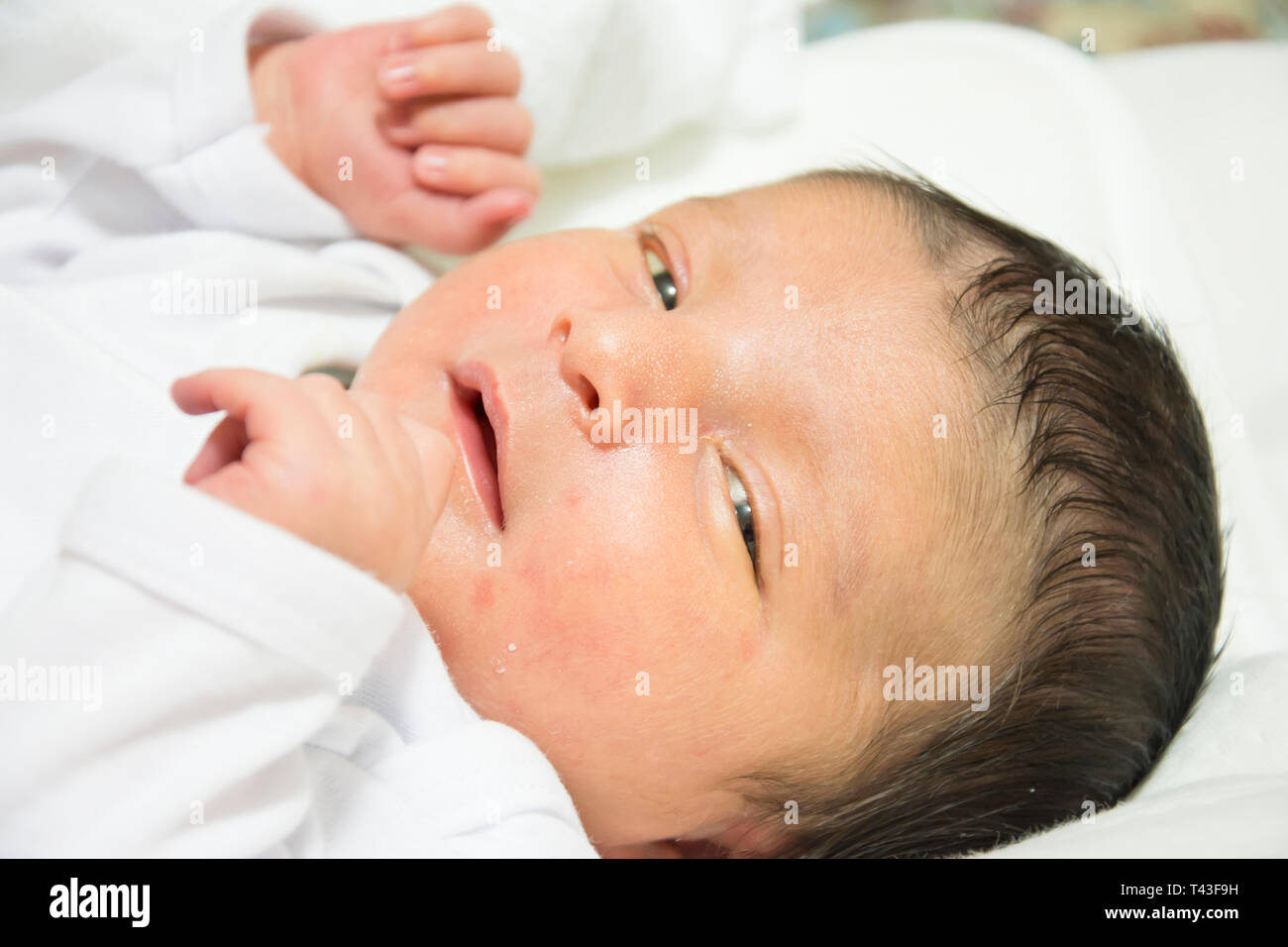 Neugeborenes Baby Gesicht mit Gelbsucht Porträt in einem weißen Tuch,  medizinische Versorgung benötigen Stockfotografie - Alamy