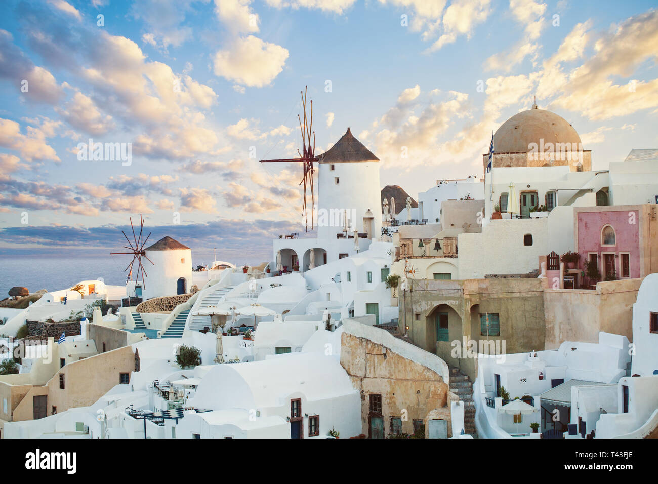 Erstaunlich Santorin Panorama. Santorini Landschaft gegen Sonnenaufgang Himmel mit Wolken Stockfoto