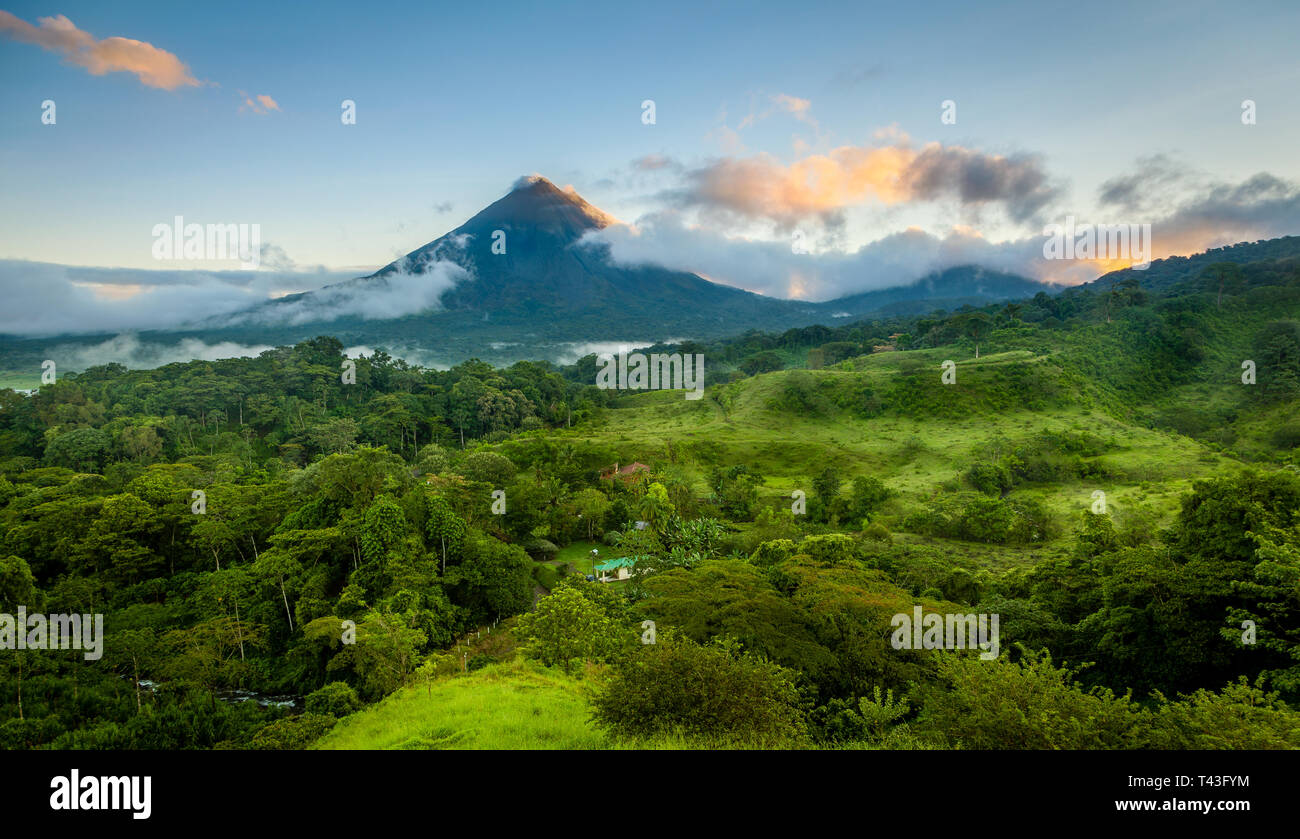 Mit Blick auf den Vulkan Arenal in Costa Rica bei Sonnenaufgang Stockfoto