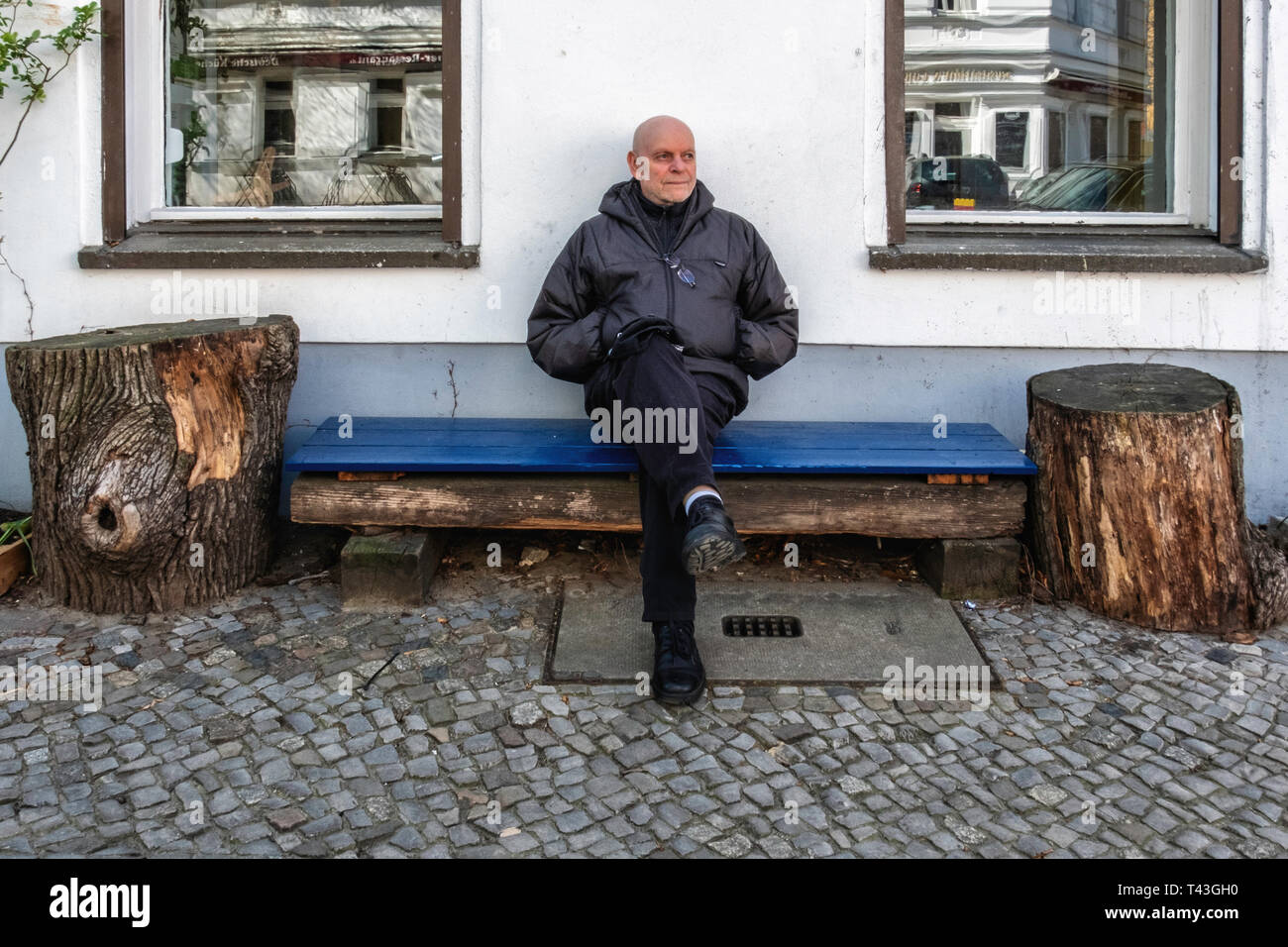 Berlin Mitte. Altersrentner sitzt auf der Bank auf städtischen Gehsteig. Ältere Menschen ruhen, gemütlich, nicht in Eile Stockfoto