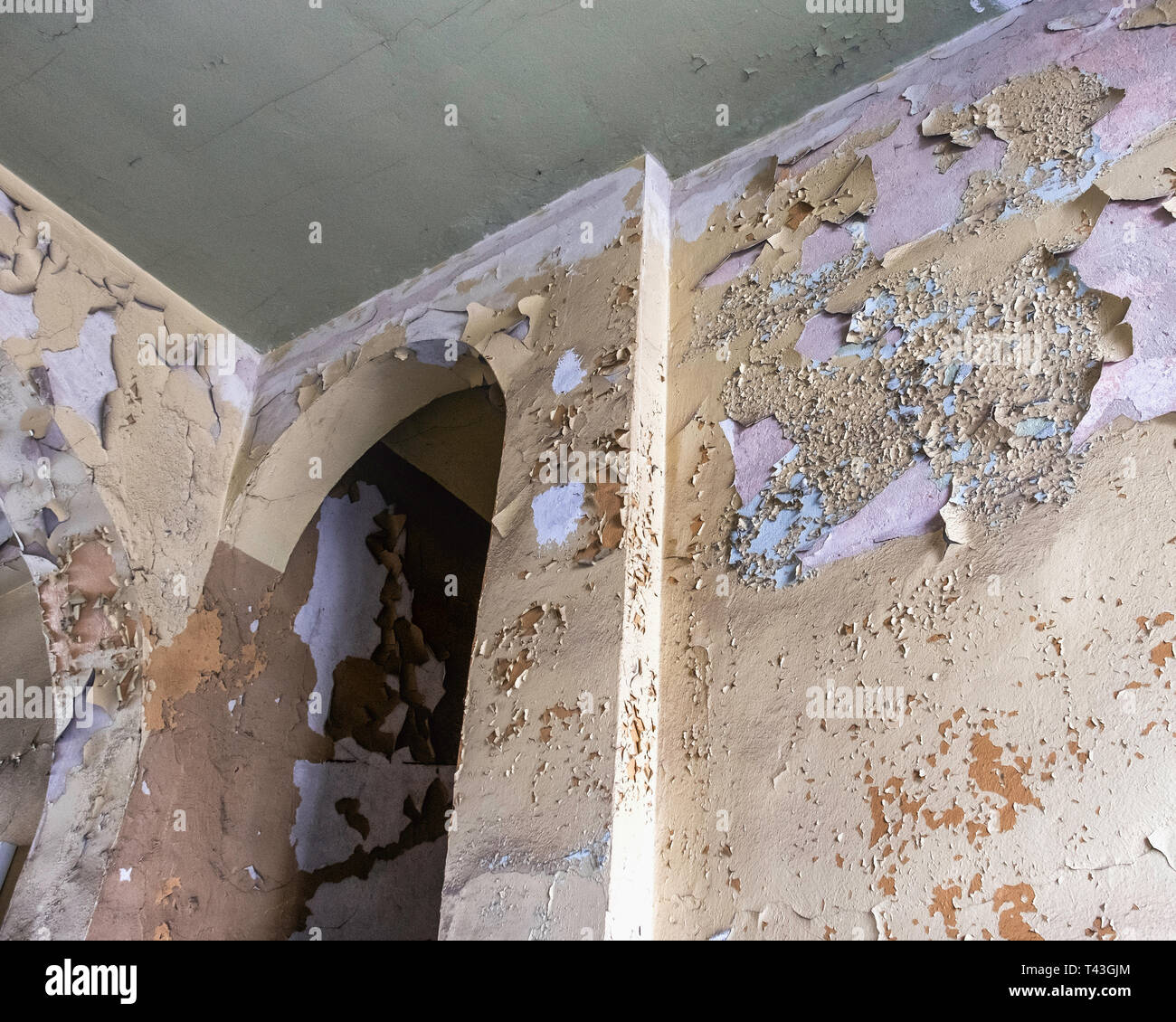 Verwitterte alte Wand von Gebäude mit Schichten von abblätternde Farbe Stockfoto