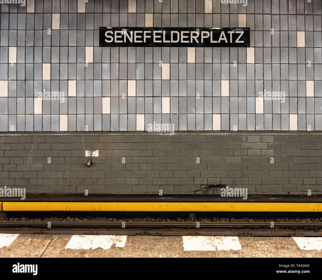 Berlin, U-Bahnhof Senefelderplatz U-Bahn Station. Station Name auf grau gefliesten Wand Stockfoto