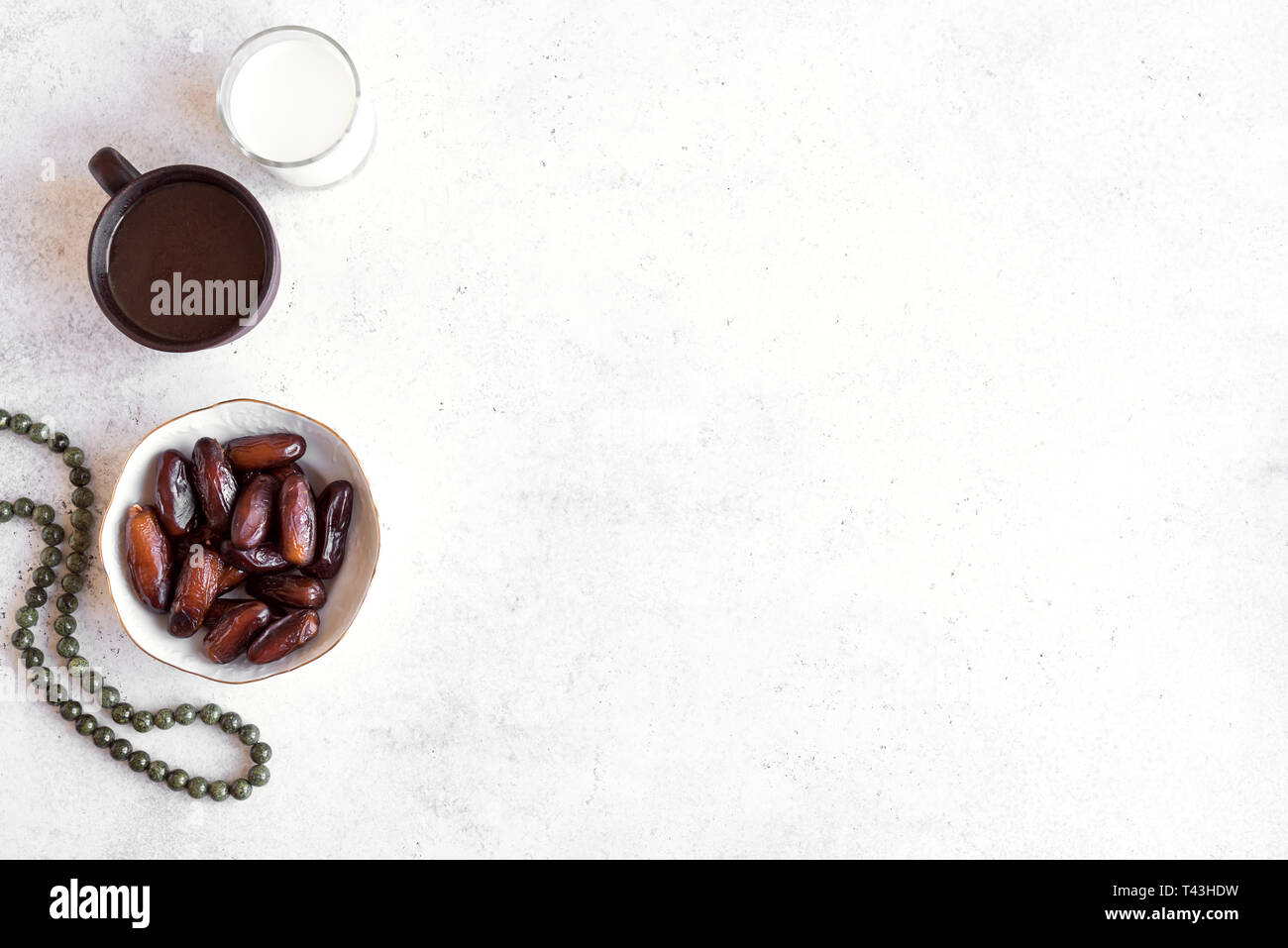 Traditionelle muslimische Iftar Essen, kopieren. Ramadan Kareem mit Premium Termine, Kaffee und Milch. Ramadan iftar Essen Konzept mit Rosenkranz, kopieren. Stockfoto