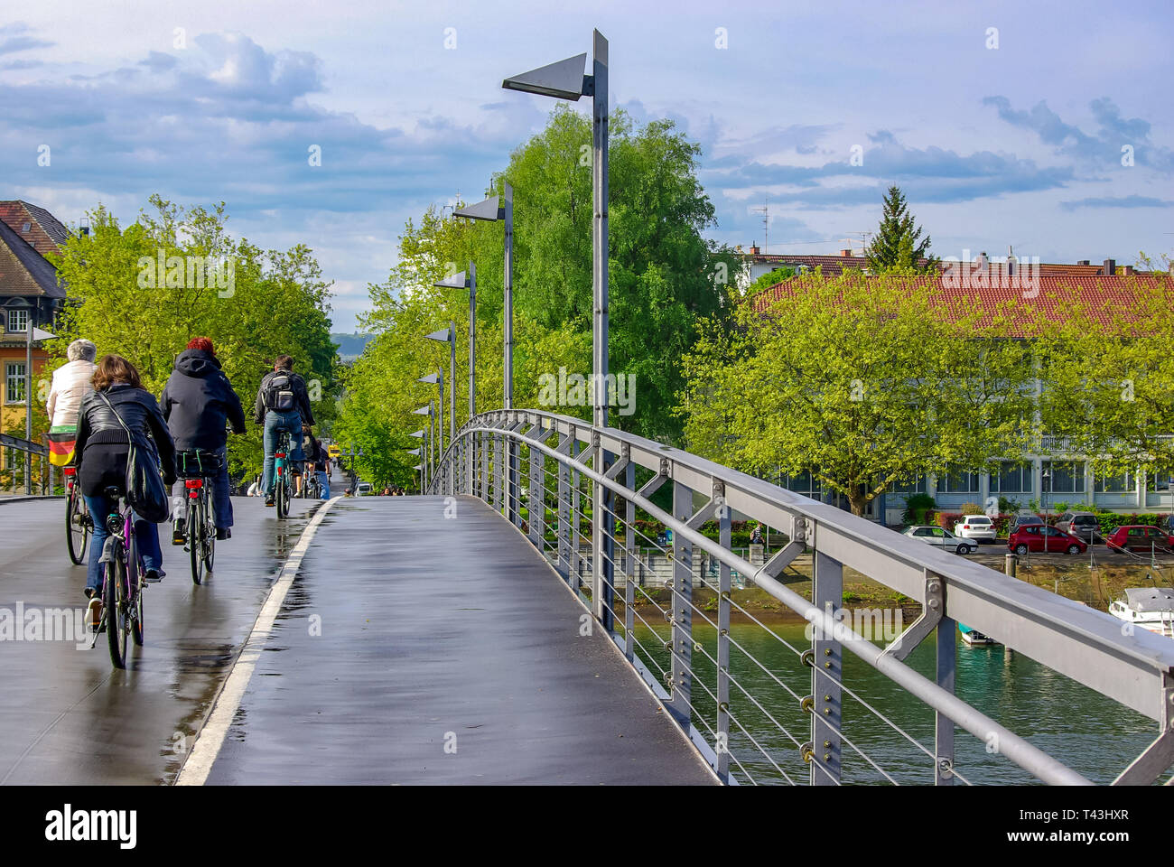 Konstanz am Bodensee, Deutschland - Mai 08, 2009: Radfahrer überqueren die Fahrrad Brücke über den Rhein. Stockfoto
