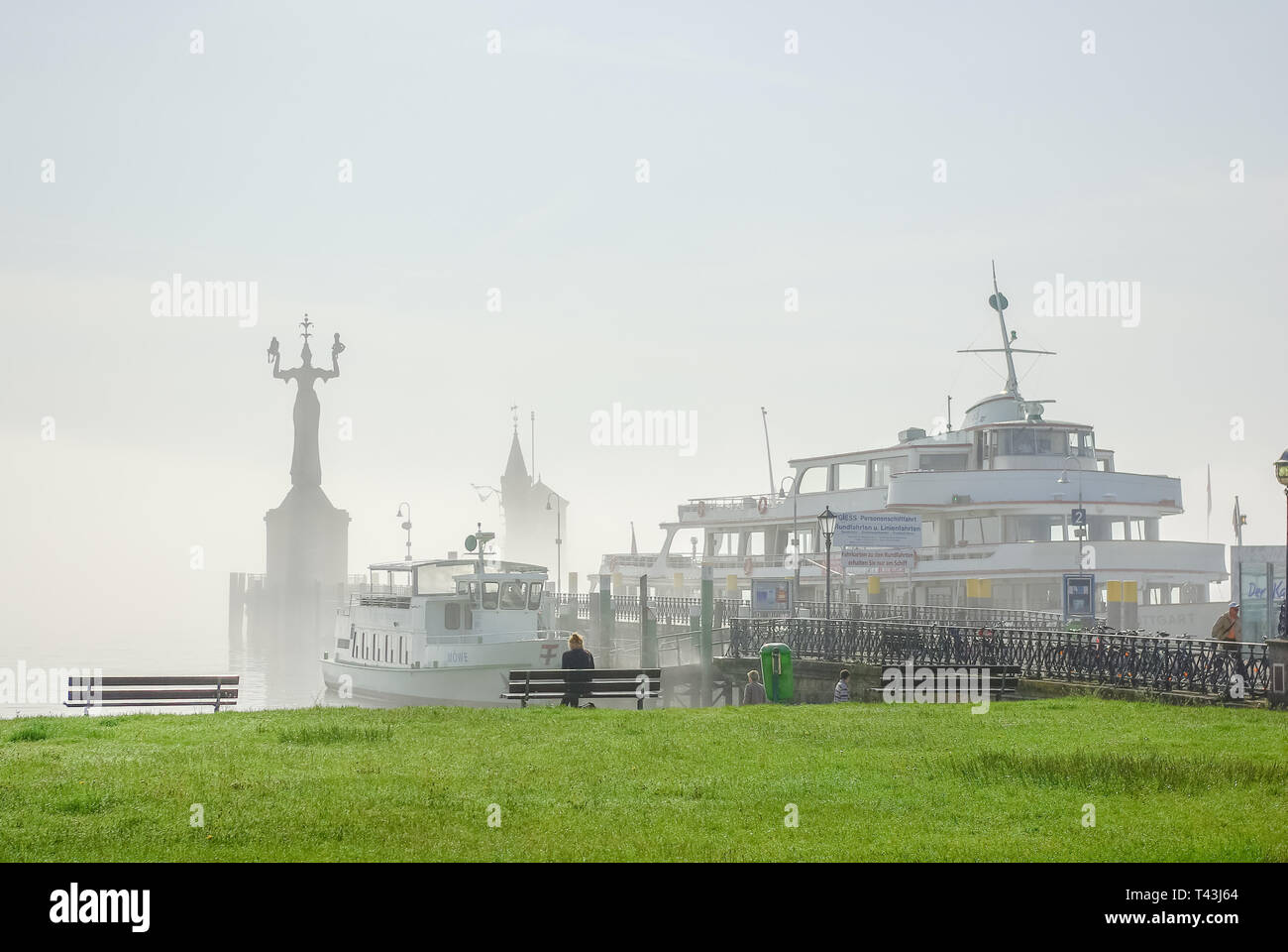 Konstanz am Bodensee, Deutschland - 10. Mai 2009: Nebel vom Bodensee erstreckt sich der Hafen von Konstanz. Stockfoto