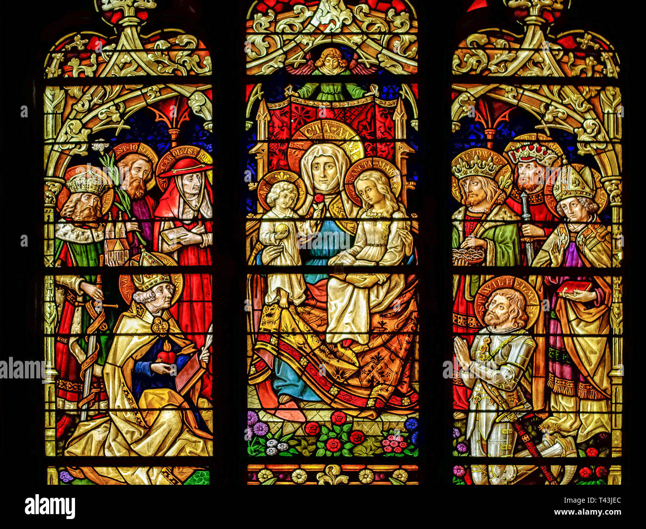 Konstanz am Bodensee, Deutschland, Europa: Jungfrau und Kind mit Saint Anne Szene in einem Glasfenster der Münster "Unserer Lieben Frau". Stockfoto