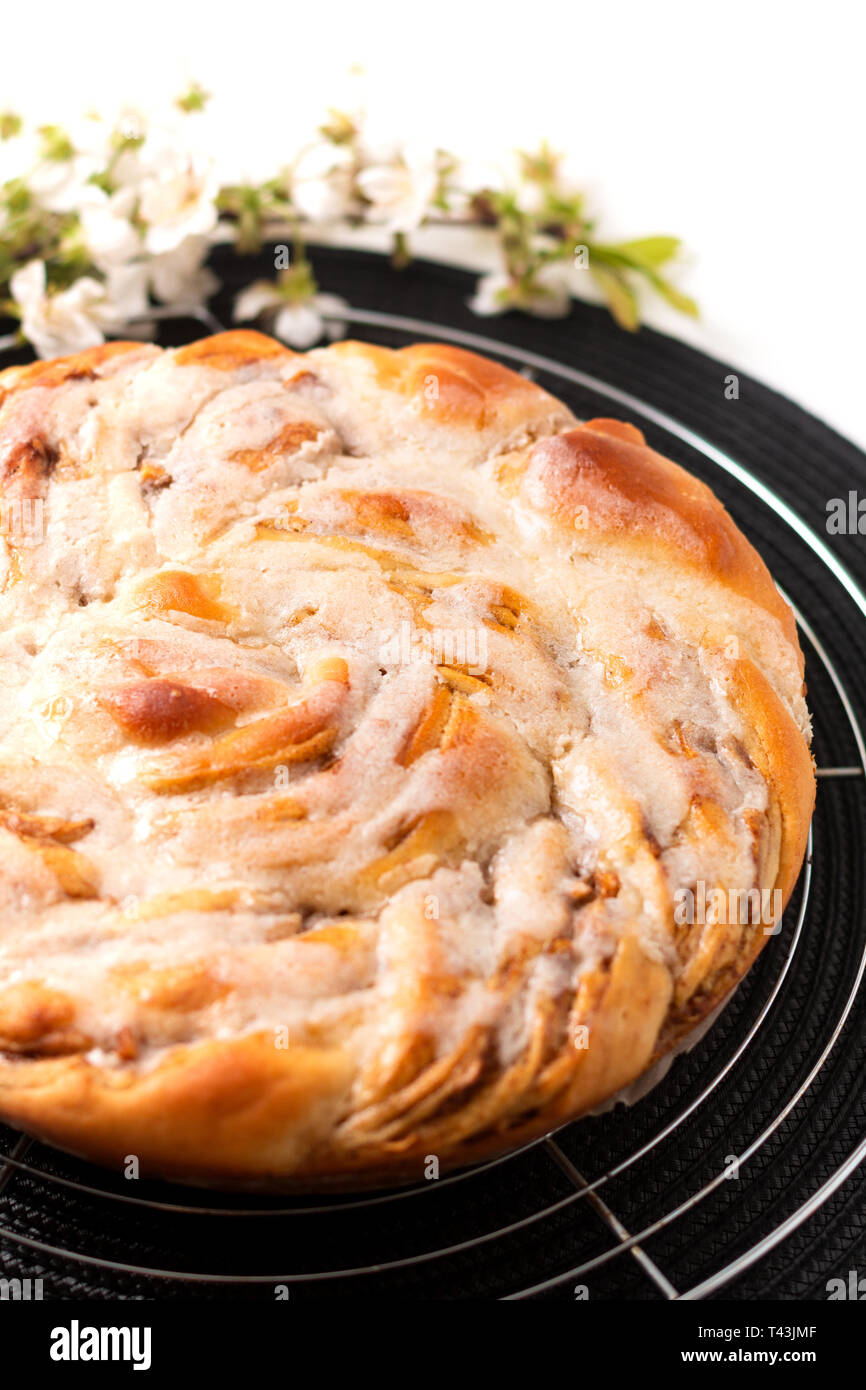 Lebensmittel Bäckerei Konzept frische hausgemachte apple Cinnamon Roll Zopfbrot mit Kopie Raum Stockfoto