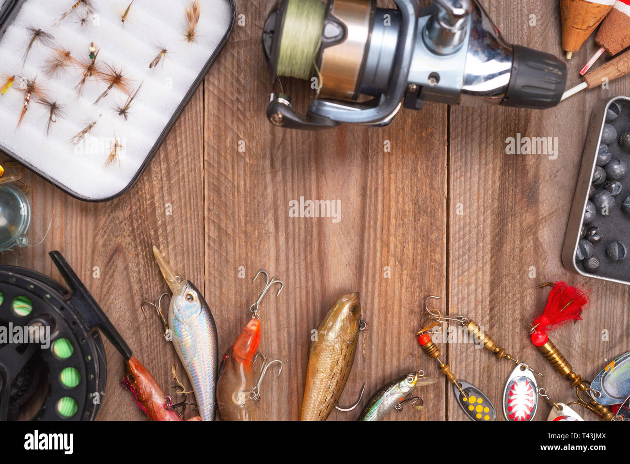 Zubehör für die Fischerei auf Holz- Hintergrund mit Copyspace  Stockfotografie - Alamy