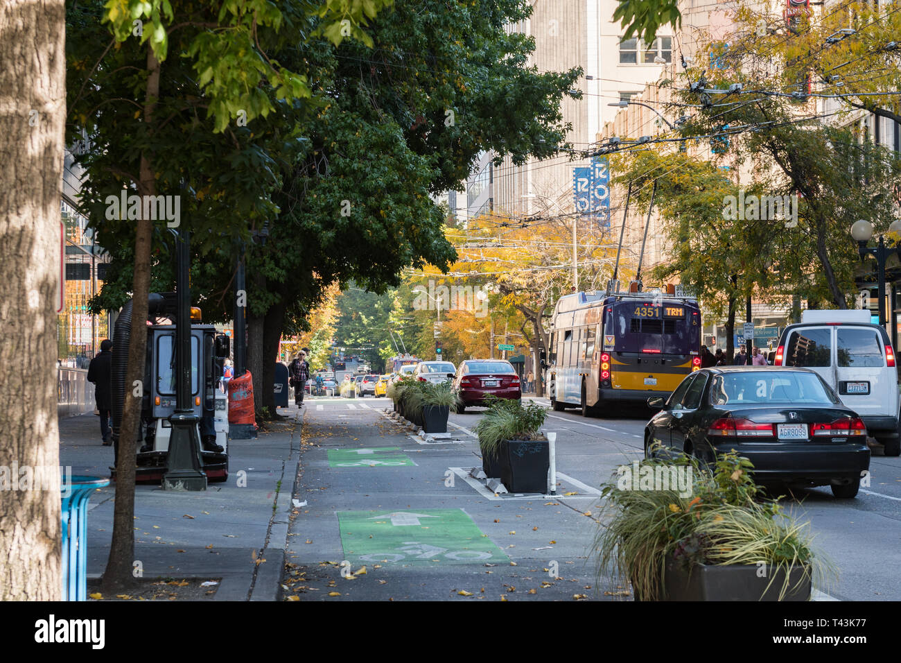 Straße mit Verkehr und mit dem Bus in der Innenstadt von Seattle Stockfoto