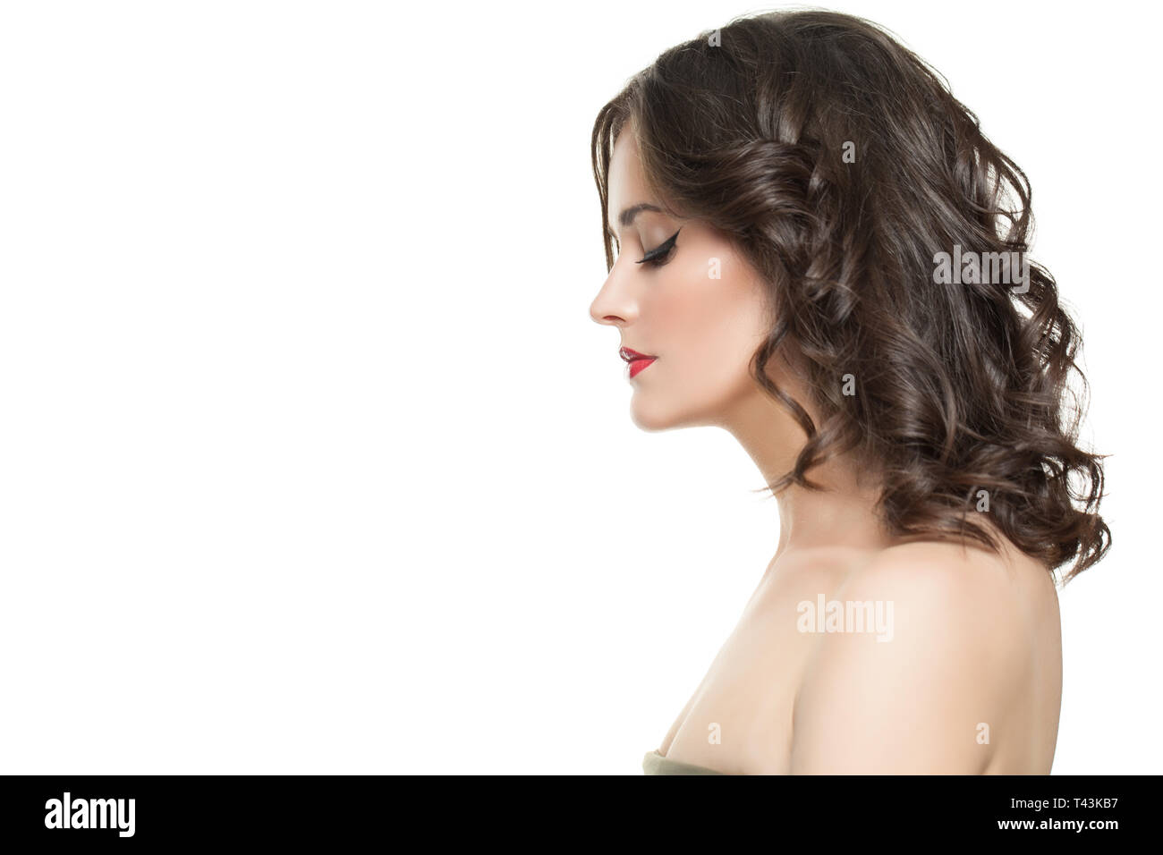 Schönes Modell isoliert. Hübsche Frau mit Make-up und perfekte Frisur auf weißem Hintergrund Stockfoto