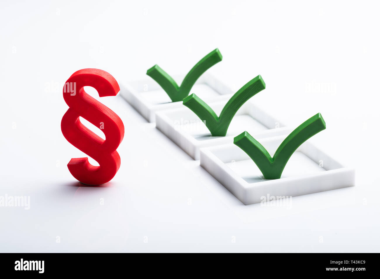 Nahaufnahme von roten Absatz Schild mit grünem Checkliste isoliert auf weißem Hintergrund Stockfoto