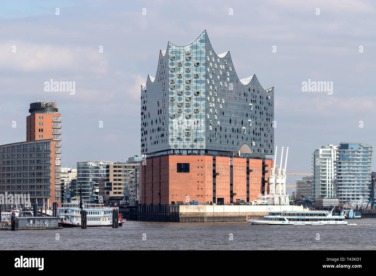 Die Elbphilharmonie in der HafenCity Viertel von Hamburg. Es ist eines der größten und bedeutendsten akustisch erweiterte Konzertsäle der Welt. Stockfoto