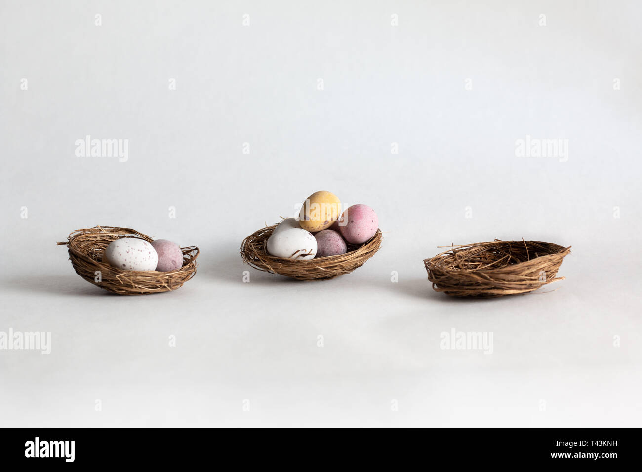Drei Nester mit ungleichen Beträgen von Schokolade Eier Stockfoto