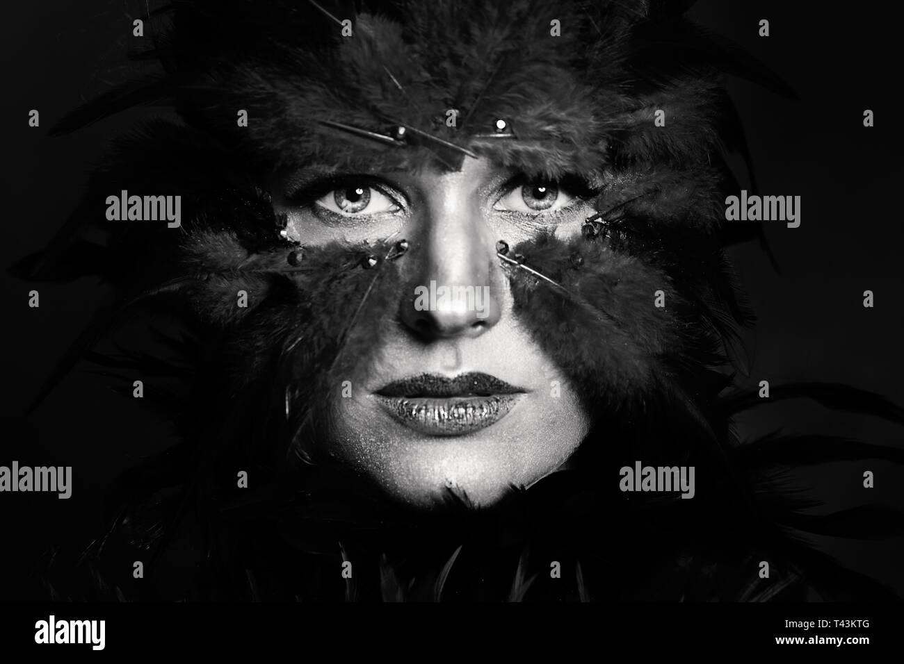 Frau Vogel mit Halloween Party Make-up, Schwarz-Weiß-Porträt Stockfoto