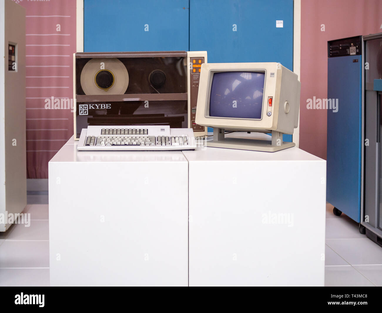 TERRASSA, SPANIEN - 19. MÄRZ 2019: KYBE MLC-400 Modell 440 Magnetband Reiniger im Nationalen Museum für Wissenschaft und Technologie von Katalonien Stockfoto