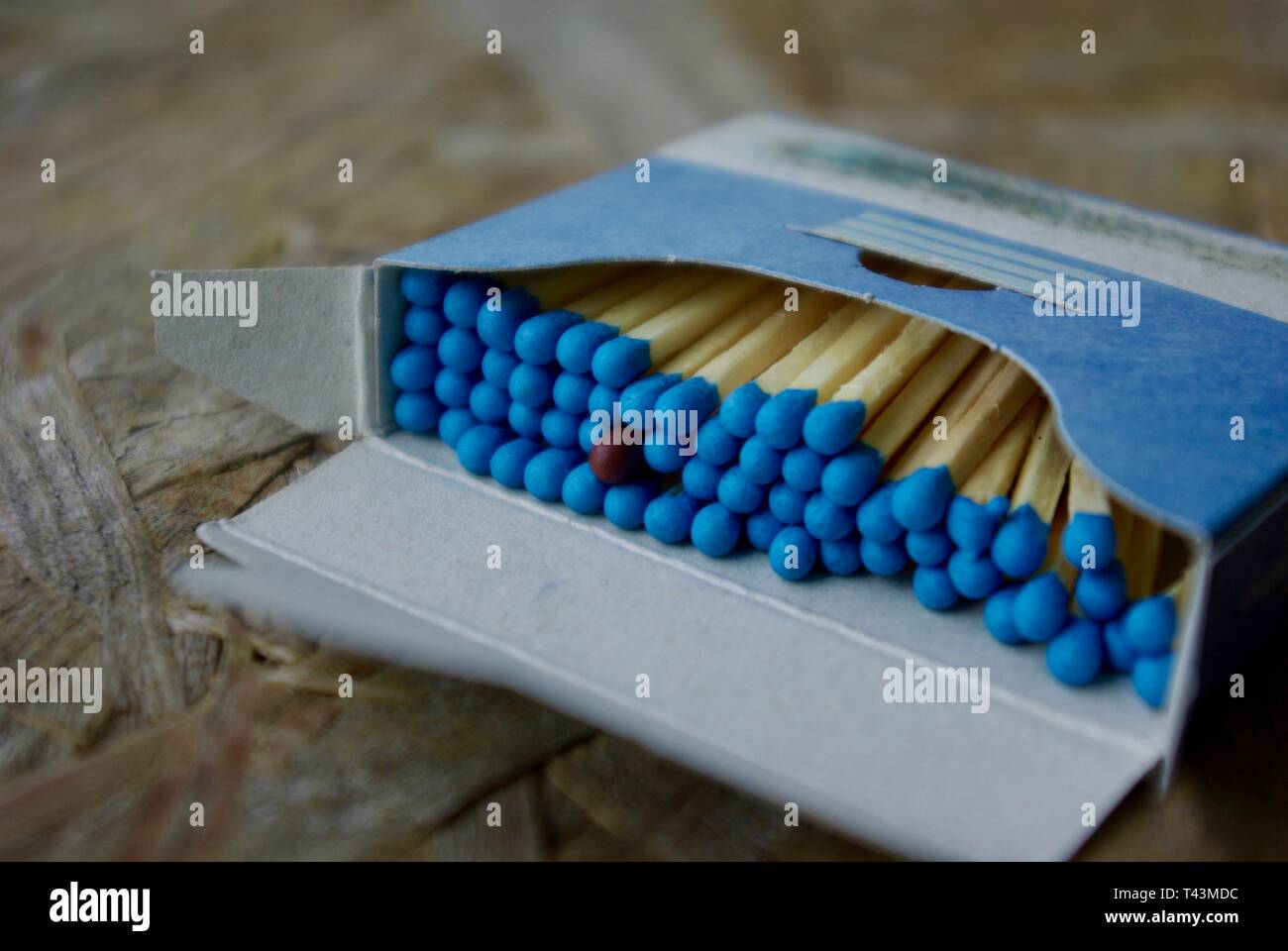 Um sich von der Masse ab. Nahaufnahme einer Streichholzschachtel mit einem Braun. Bedeutung von Individualität, Minderheiten, Rassismus, Gastfreundschaft, Gleichstellung der Geschlechter, di Stockfoto