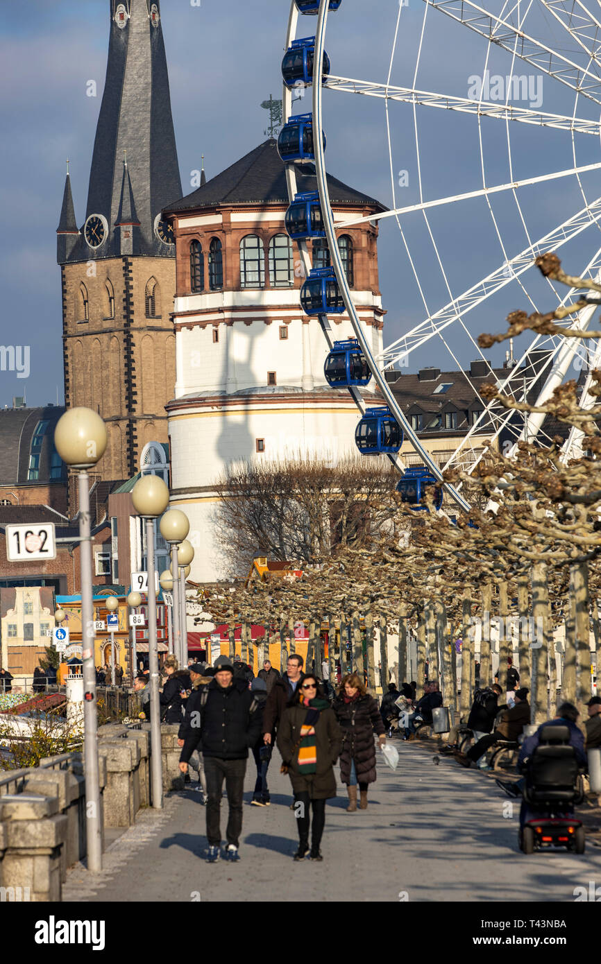 Rheinpromenade in Düsseldorf, Riesenrad, alte Burg Turm, Basilika St. Lambertus, Altstadt, Winter, Level Meter, Stockfoto