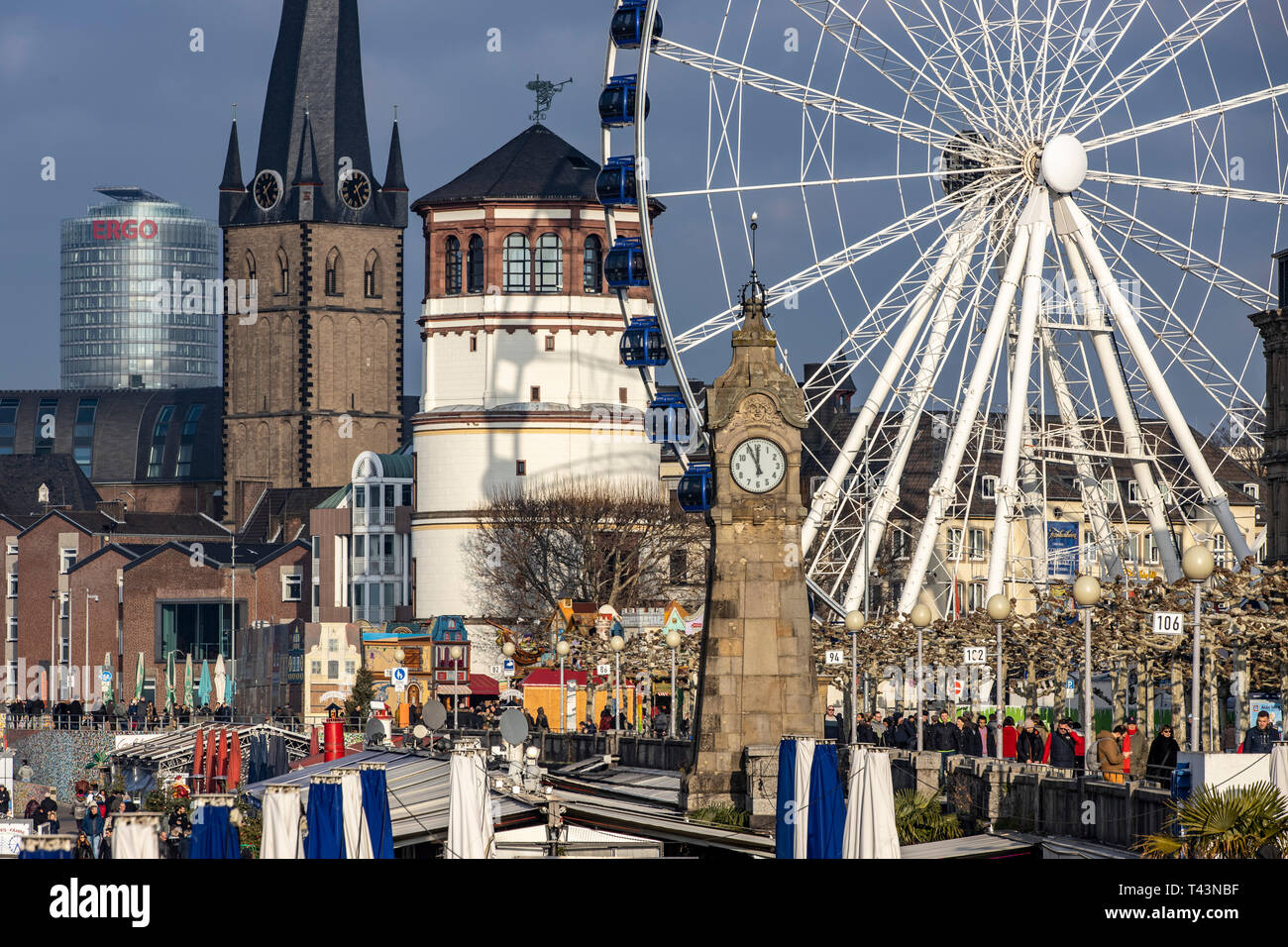 Rheinpromenade in Düsseldorf, Riesenrad, alte Burg Turm, Basilika St. Lambertus, Altstadt, Winter, Level Meter, Stockfoto