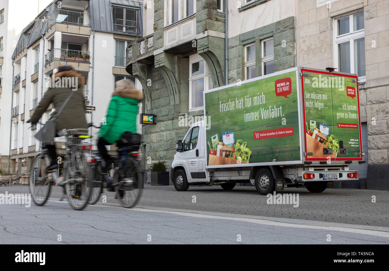 REWE Lieferservice, Lieferwagen der Lebensmittelkette REWE, bringt Essen zu Hause des Kunden, Stockfoto